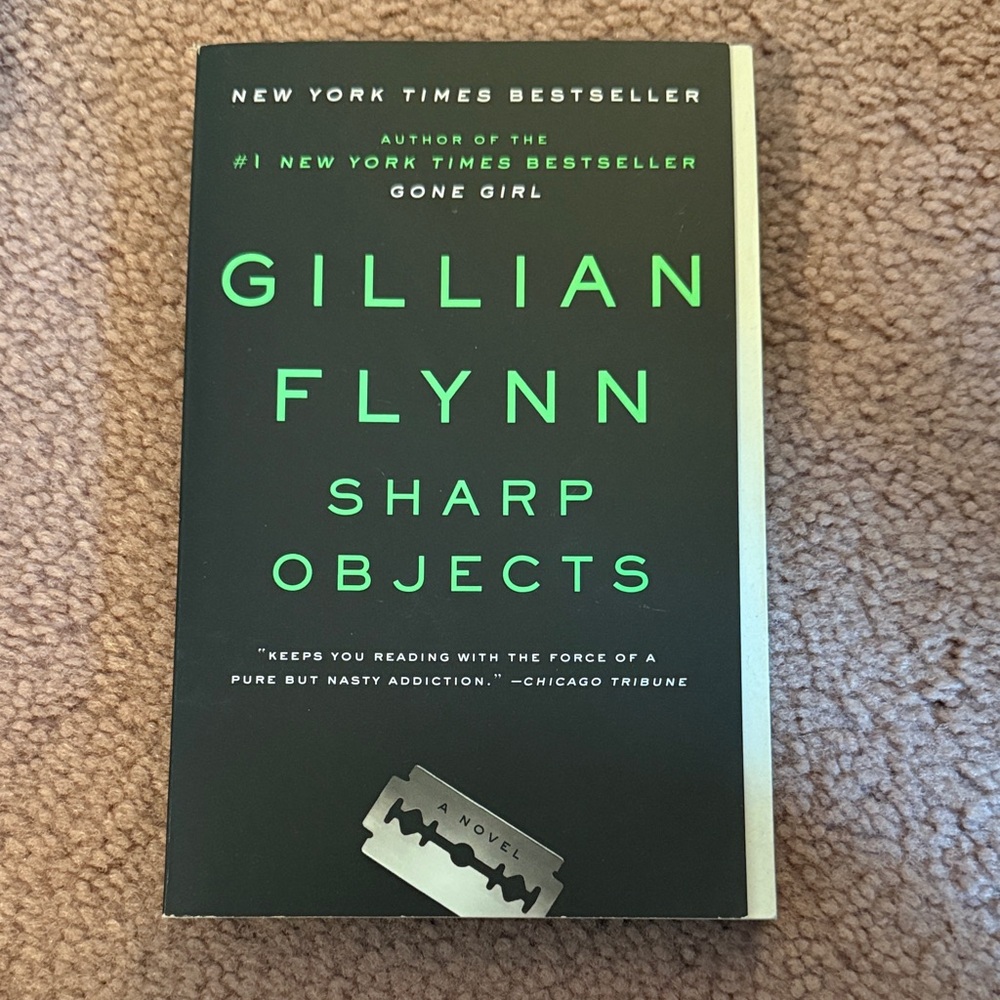 Sharp Objects by Gillian Flynn Paperback